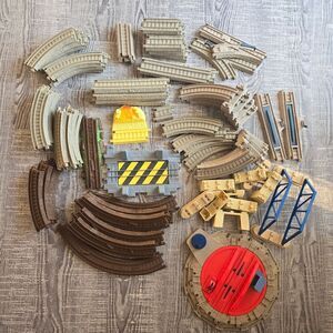 Trackmaster Thomas & Friends ~ THOMAS AT TIDMOUTH SHEDS Incomplete 85pcs 2006